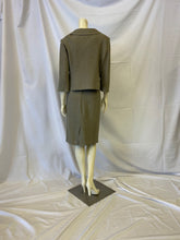 Charger l&#39;image dans la galerie, St. John Couture Suit Size 10/12
