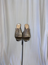 Cargar imagen en el visor de la galería, Stuart Weitzman Size 8 Heels
