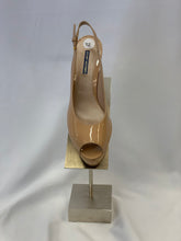Load image into Gallery viewer, Stuart Weitzman Size 12 Wedge
