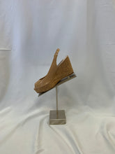 Load image into Gallery viewer, Stuart Weitzman Size 12 Wedge
