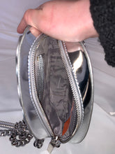 Cargar imagen en el visor de la galería, Michael Kors Small Silver Crossbody Bag
